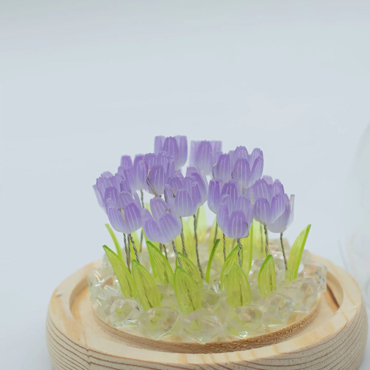 Domo de jardín con 20 tulipanes morados LED sobre base de madera y piedras decorativas brillantes. Marca Ancient Wisdom.