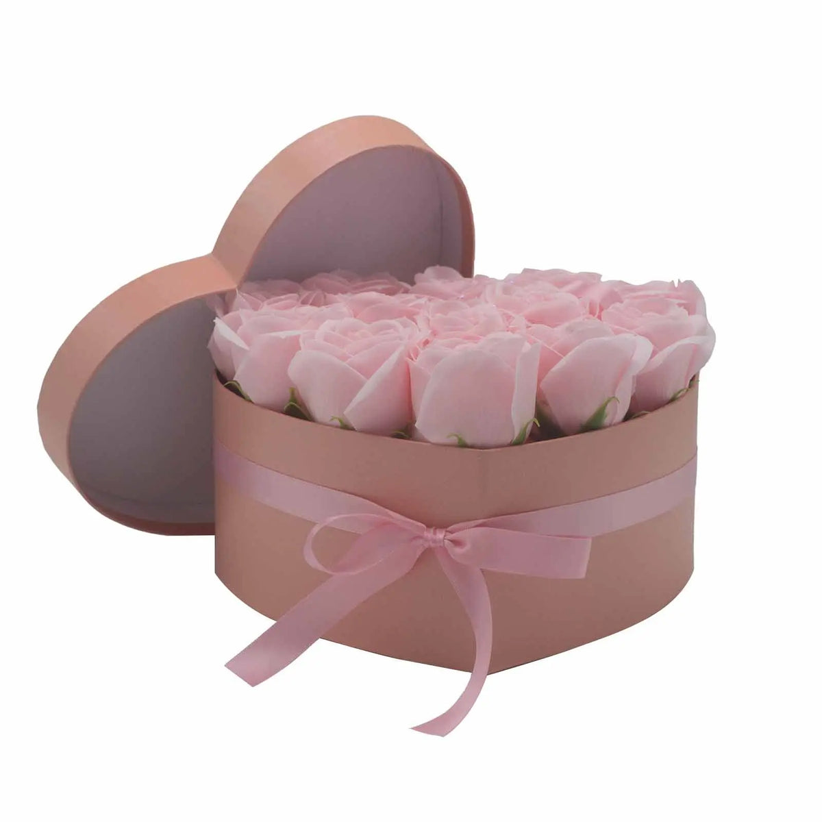 Caja en forma de corazón con 13 rosas de jabón rosa claro, decorada con un lazo de satén a juego.
