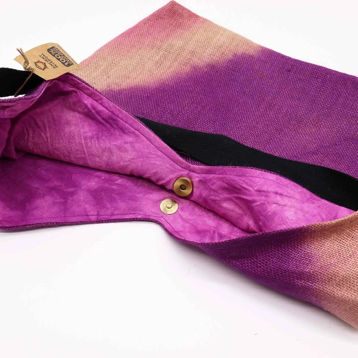 Bolso de hombro vintage en fucsia y beige, hecho de tela texturizada, con cierre de botón metálico y correa negra.