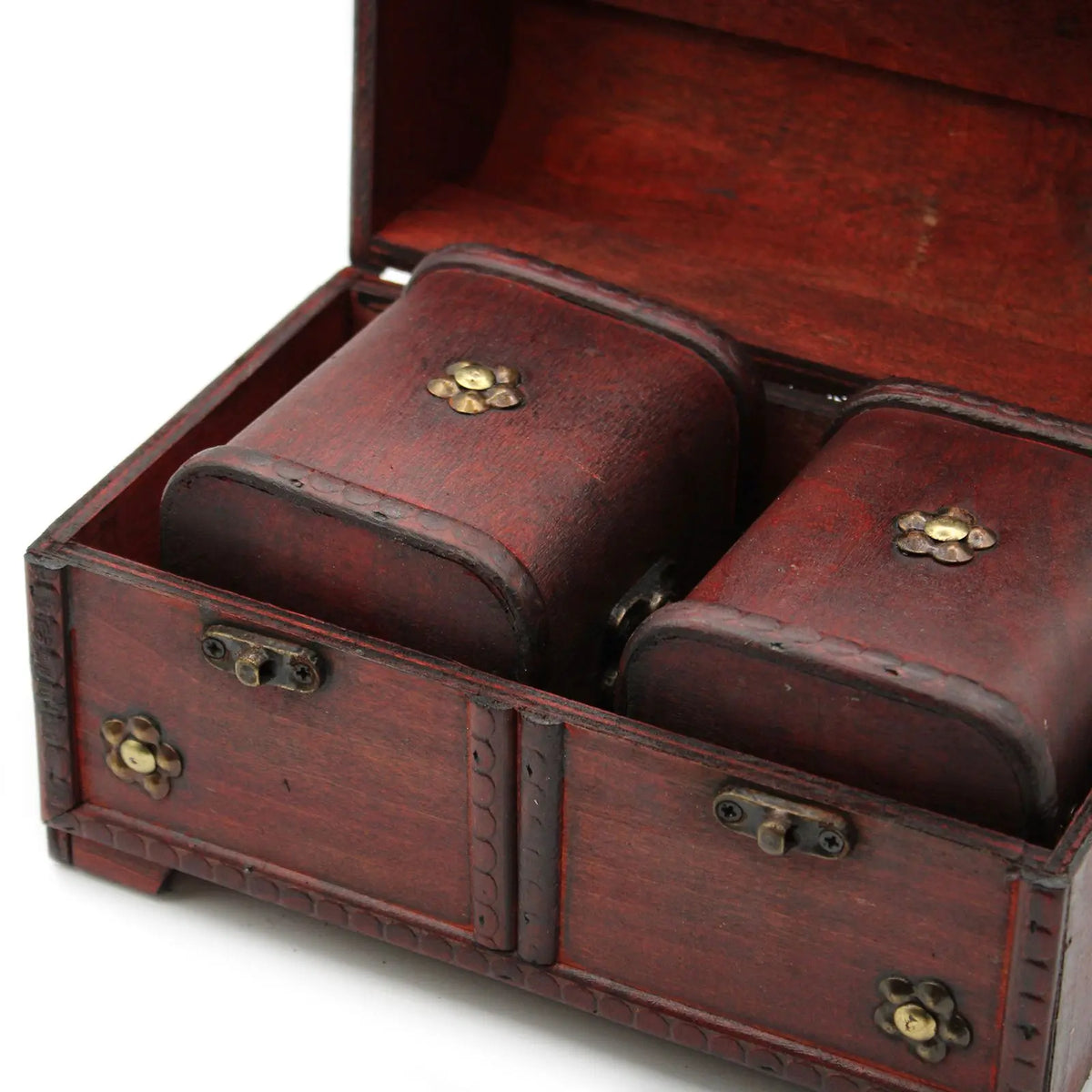 Caja de madera roja con detalles en metal dorado, estilo vintage, perfecta para almacenamiento y decoración.