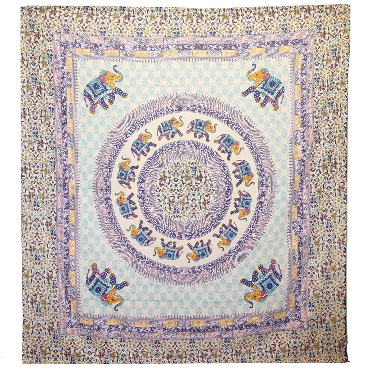 Tapiz de pared con estampado de mandala y elefantes en tonos turquesa y azul sobre fondo crema, estilo bohemio.