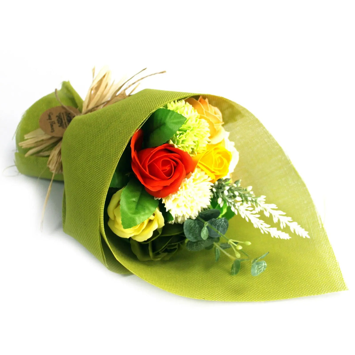 Ramo de flores de jabón en tonos amarillo, rojo y verde, envuelto en malla verde con lazo de fibra natural.