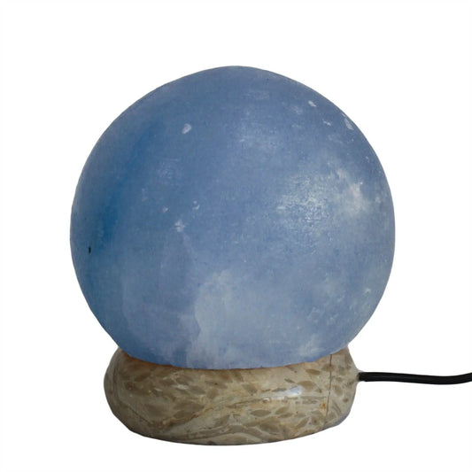 Lámpara de sal esférica azul iluminada sobre base de piedra rústica con cable de conexión USB. Fondo blanco.