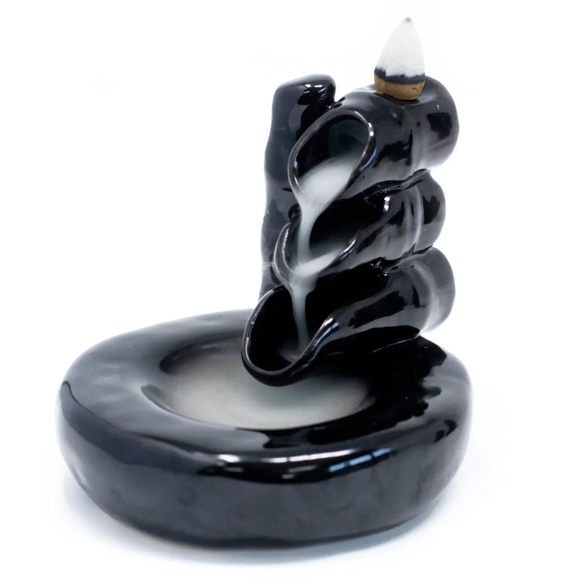 Quemador de incienso cerámico negro con diseño de bambú y estanque, mostrando humo en cascada de flujo inverso.