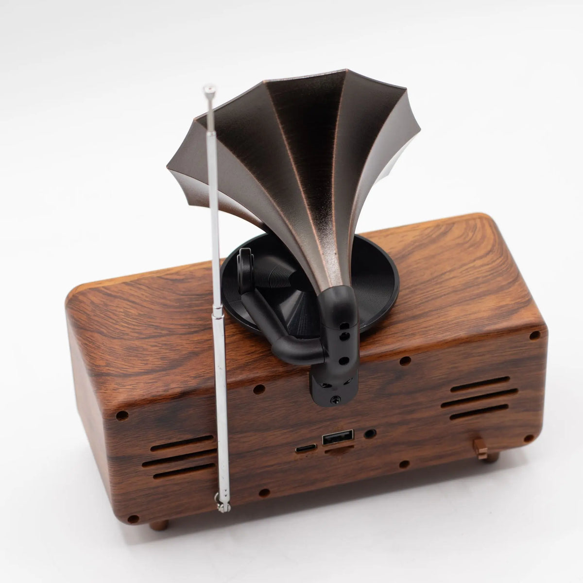 Altavoz Bluetooth retro tipo gramófono de madera con bocina de metal, antena metálica y puertos de carga USB.