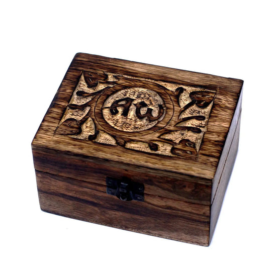 Caja de madera de mango con tapa tallada, cierre metálico y capacidad para 12 aceites esenciales. Fondo blanco.