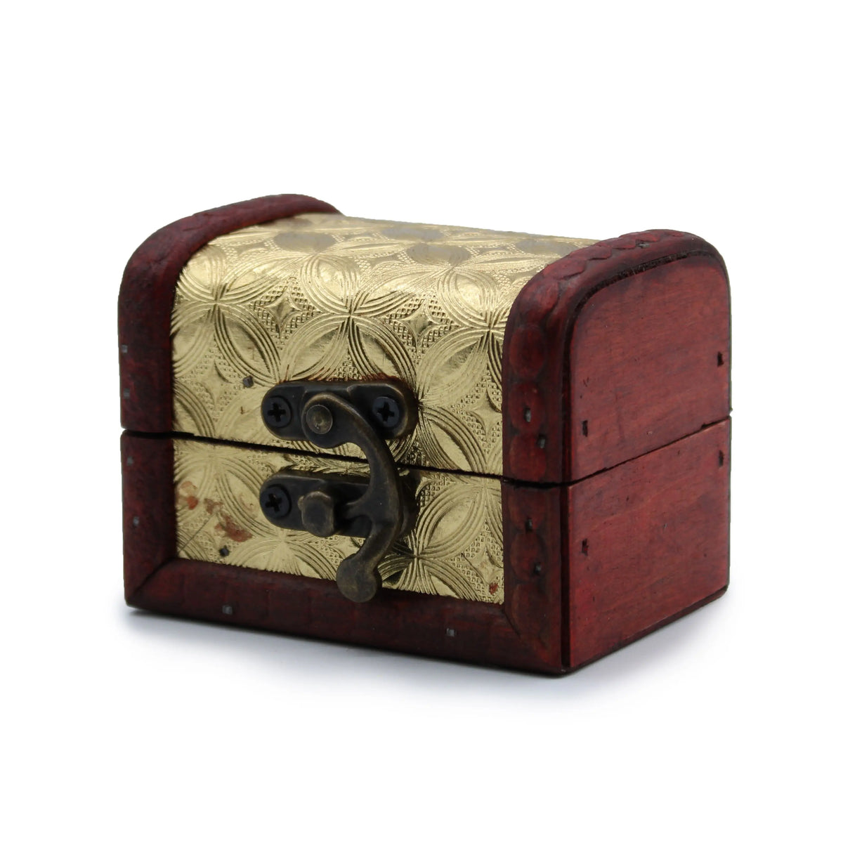 Caja de madera marrón con tapa dorada decorada y cierre metálico vintage. Ideal para joyas o accesorios.