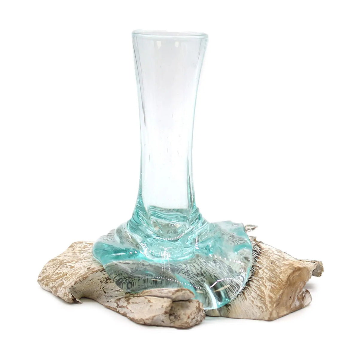 Florero artesanal de vidrio fundido transparente con base de madera natural blanqueada de formas orgánicas.