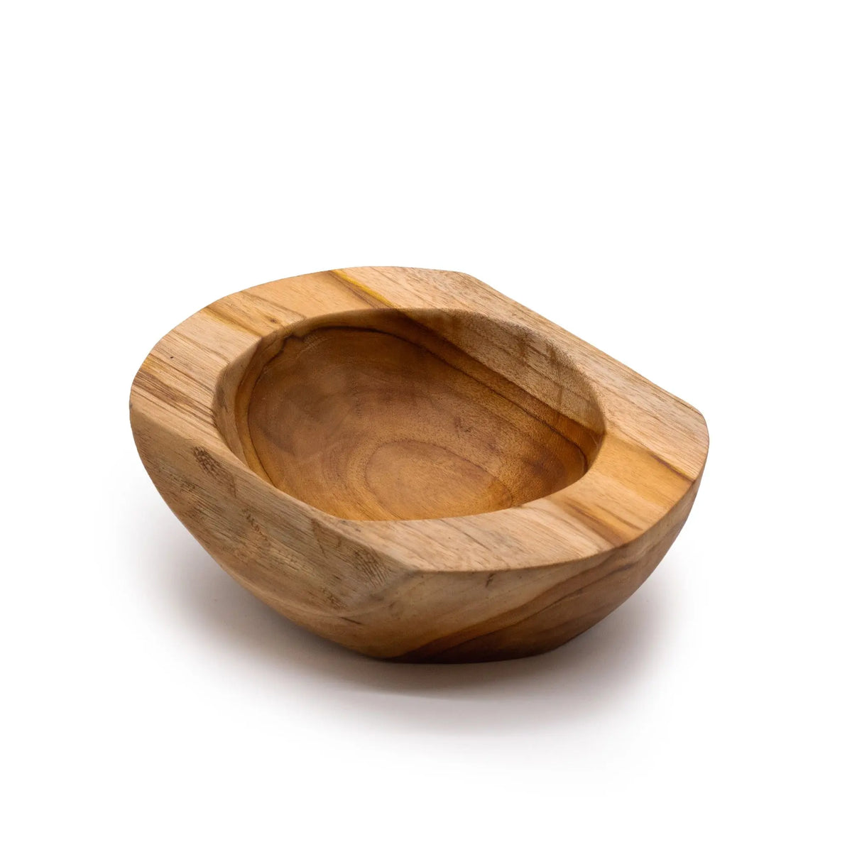 Cuenco artesanal de madera de teca natural con forma orgánica irregular, color cálido y veteado visible. 20x7 cm.