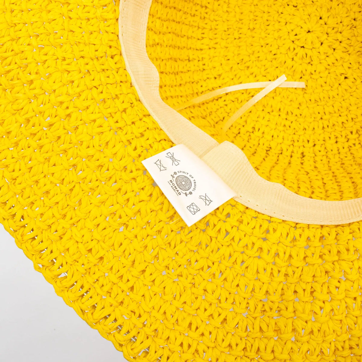 Sombrero amarillo de paja tejido, estilo veraniego, con cinta interior para ajuste, ideal para días soleados.