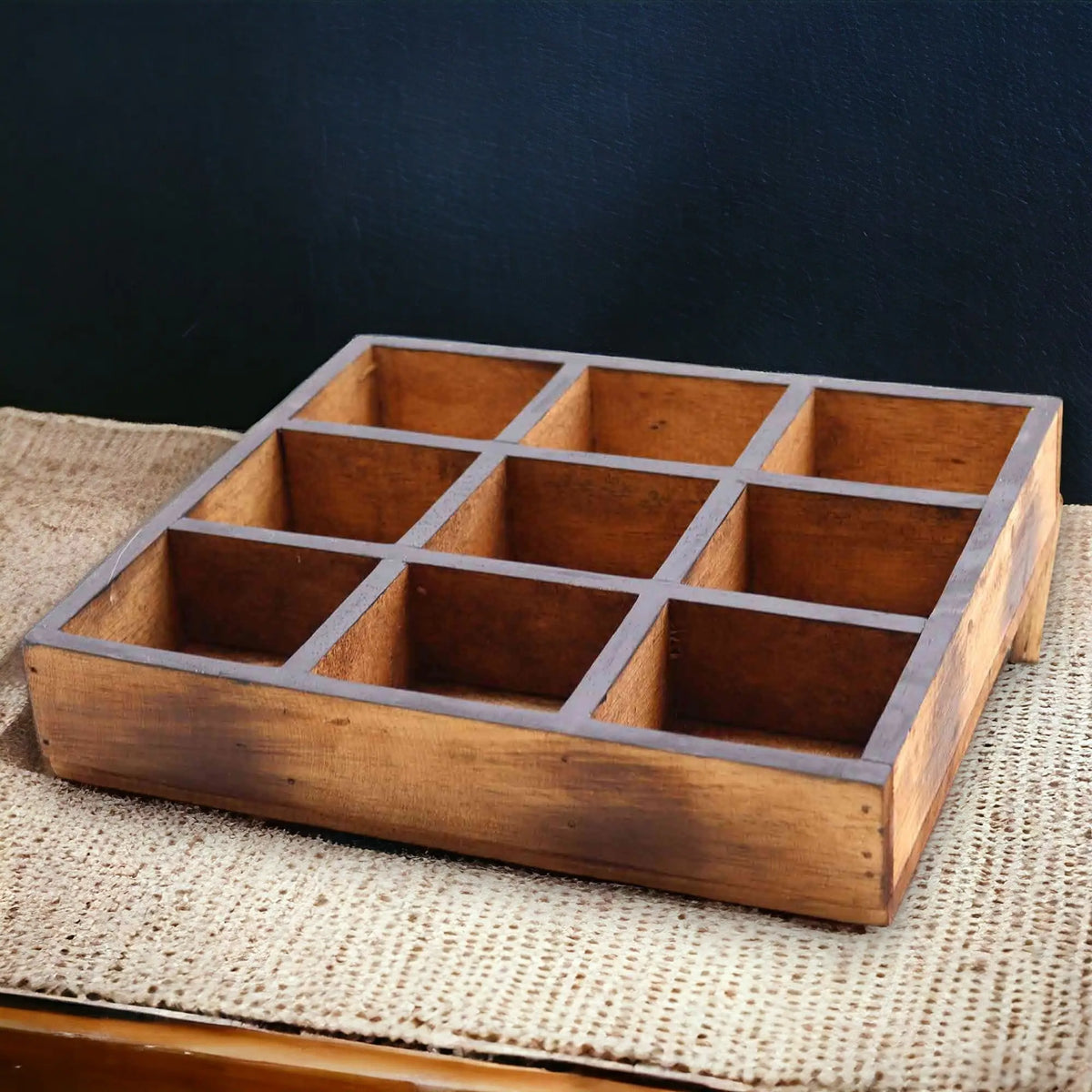 Bandeja expositora de madera marrón hecha a mano con 9 compartimentos cuadrados, ideal para organizar productos.
