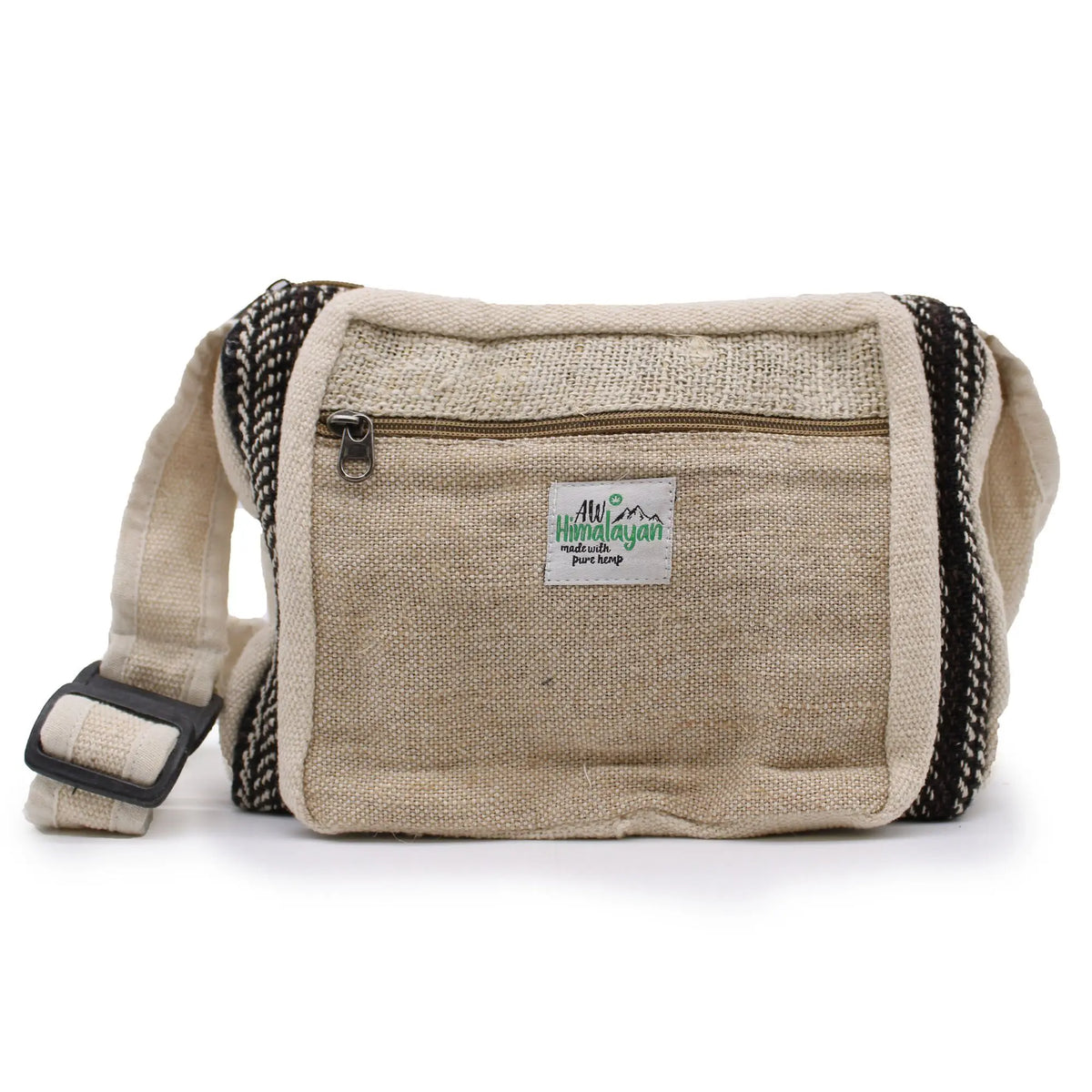 Bolso messenger de cáñamo beige con detalles en negro, correa ajustable y cierre de cremallera frontal. Estilo artesanal.