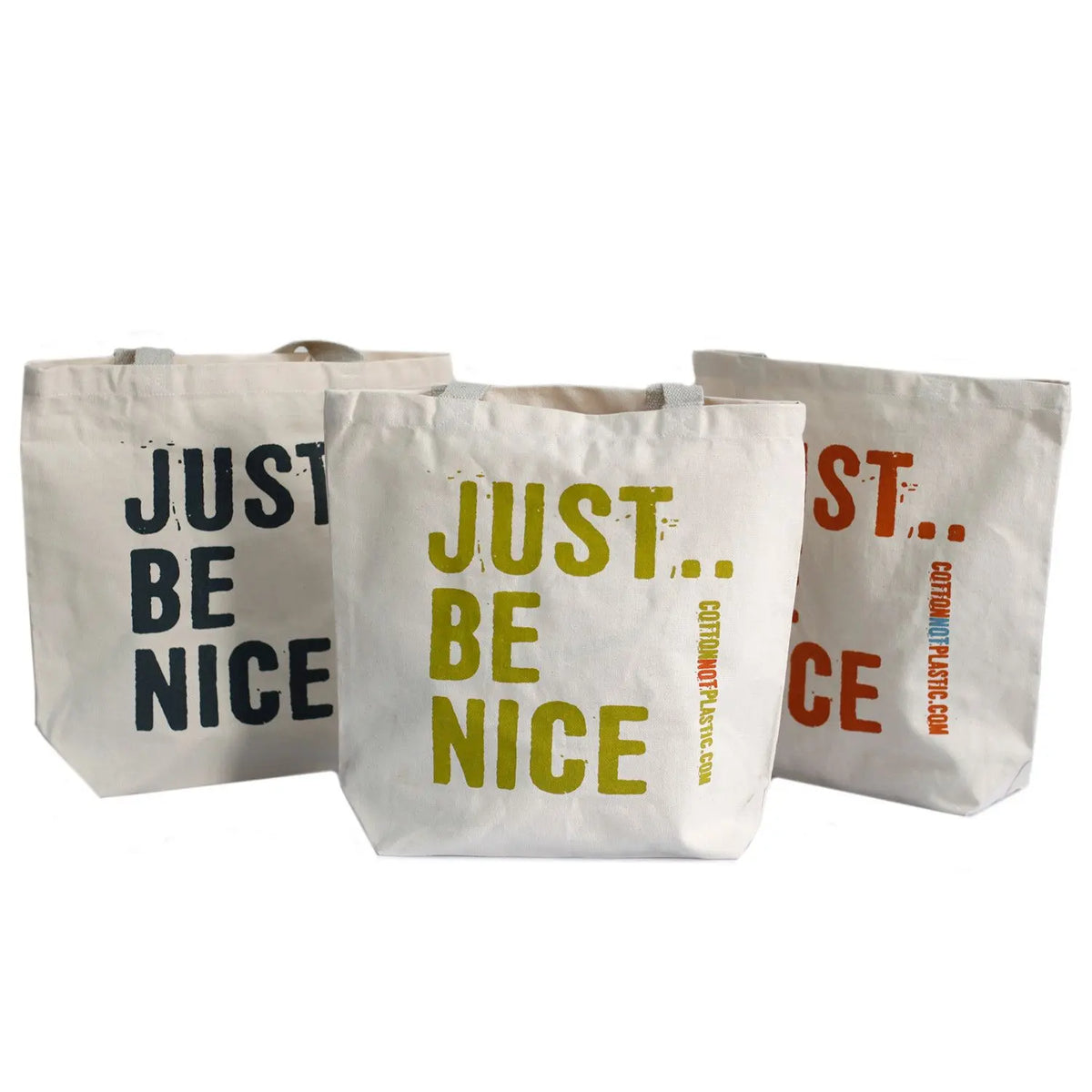 Tres bolsas de tela de algodón natural con texto impreso en colores negro, verde y naranja sobre fondo blanco.