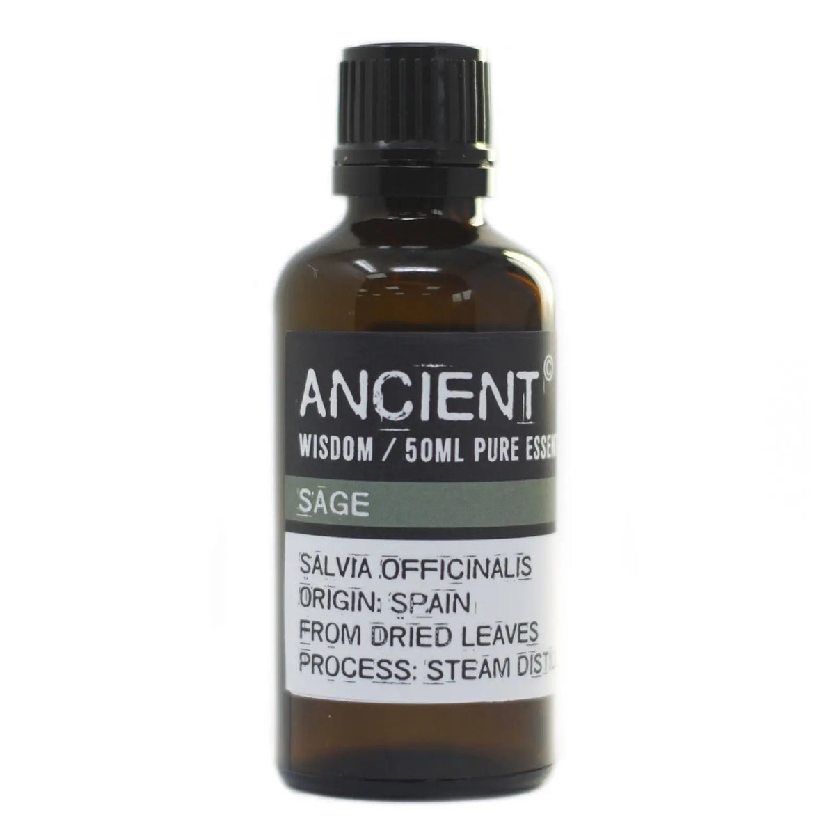 Frasco de vidrio ámbar de 50ml con tapón negro y etiqueta informativa sobre aceite esencial de salvia en fondo blanco
