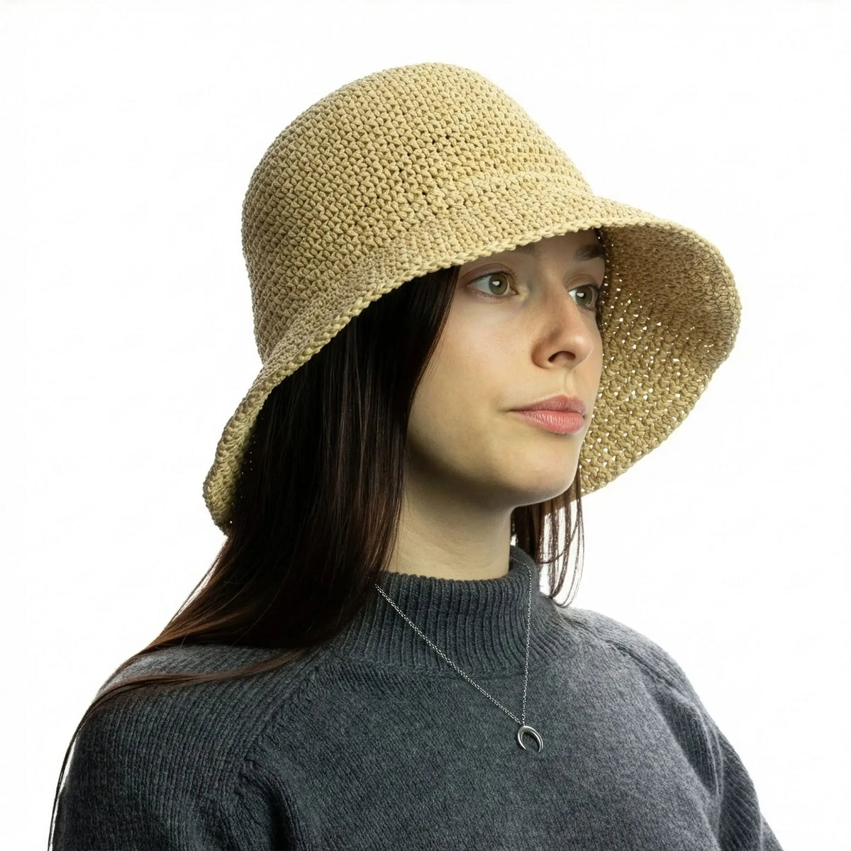 Sombrero de paja trenzada color beige, estilo floppy, ideal para primavera y verano.