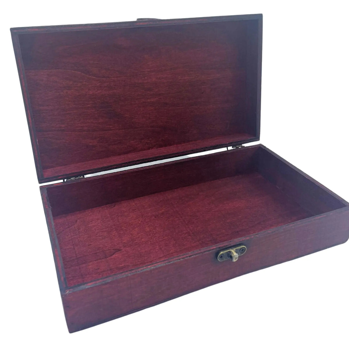 Caja de madera rectangular color granate estilo vintage, abierta, con cierre metálico frontal y vetas visibles.
