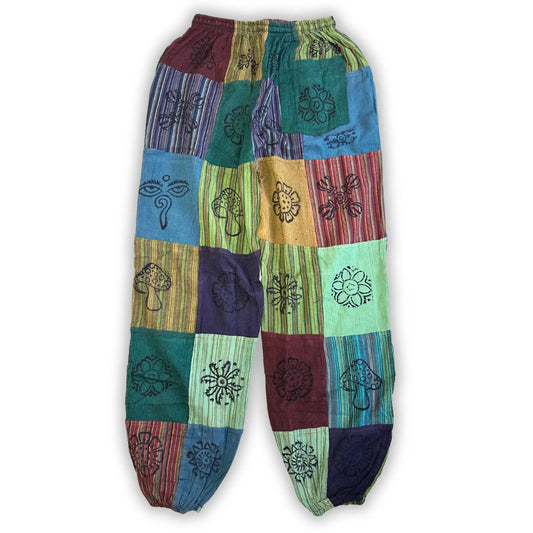 Pantalón estilo nómada de parches en tonos verdes y estampados de hongos y flores en técnica de bloque sobre tela sari
