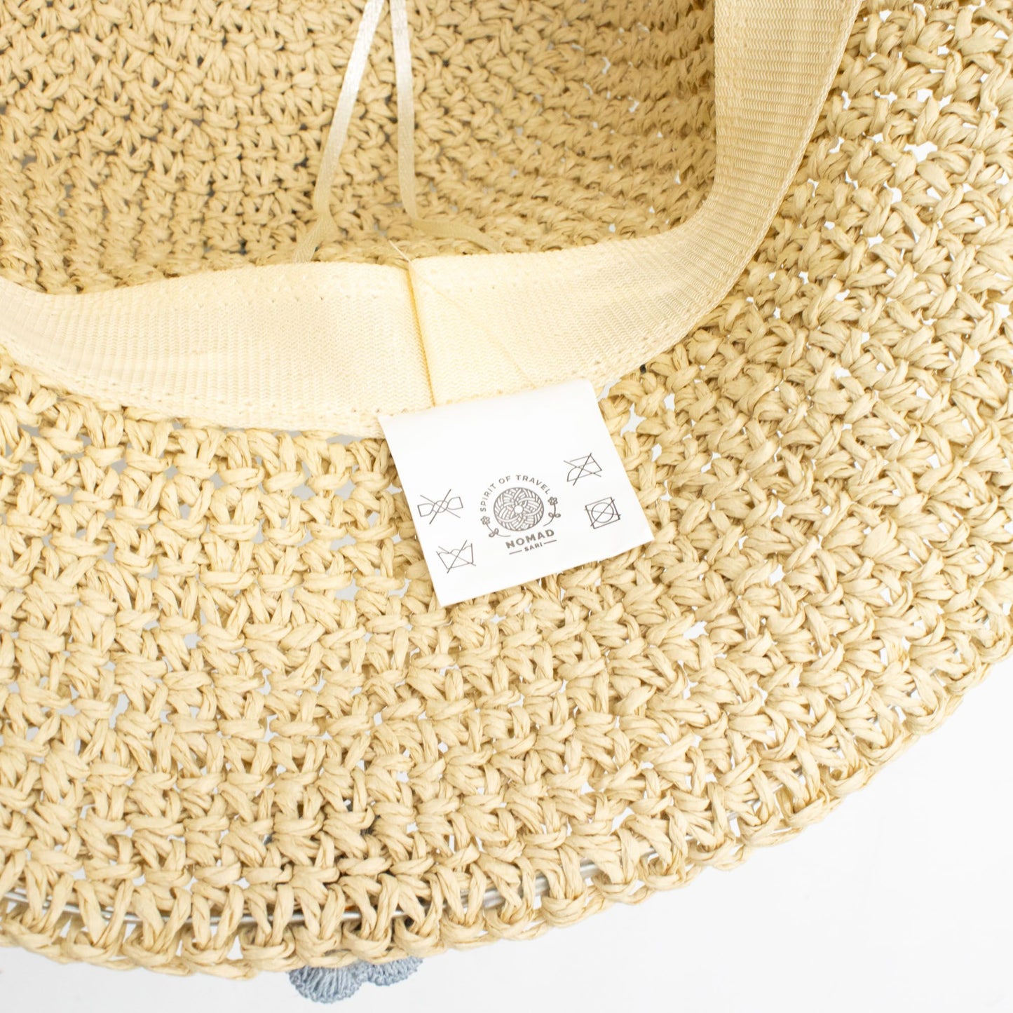 Sombrero de paja natural con cinta amarilla, estilo bohemio, ideal para el verano.