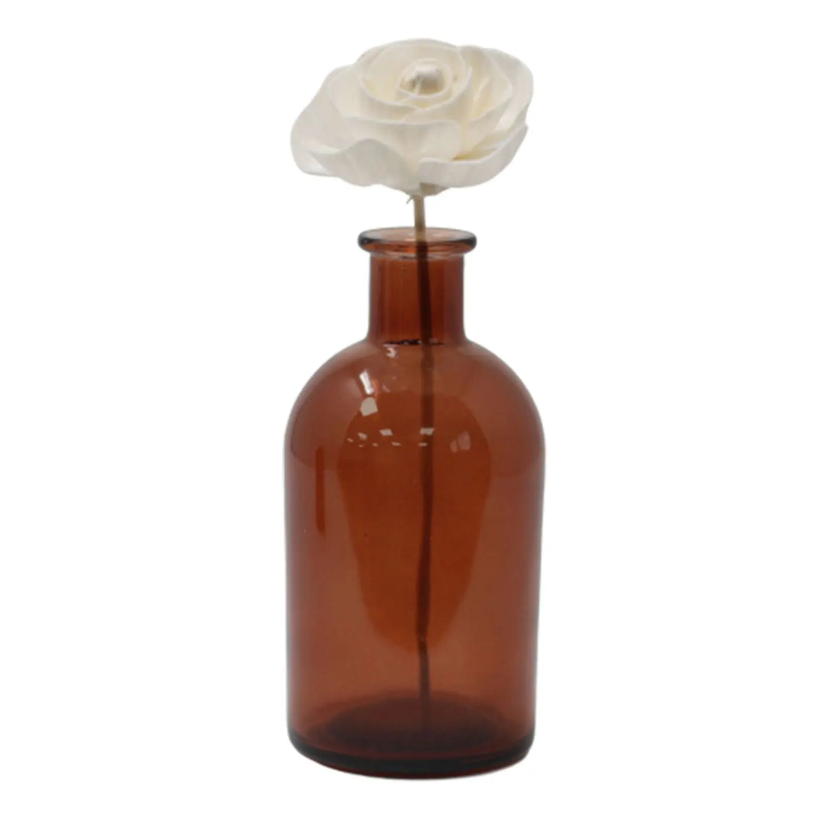 Difusor con flor de madera blanca sobre tallo natural en frasco de vidrio color ámbar de estilo rústico y elegante