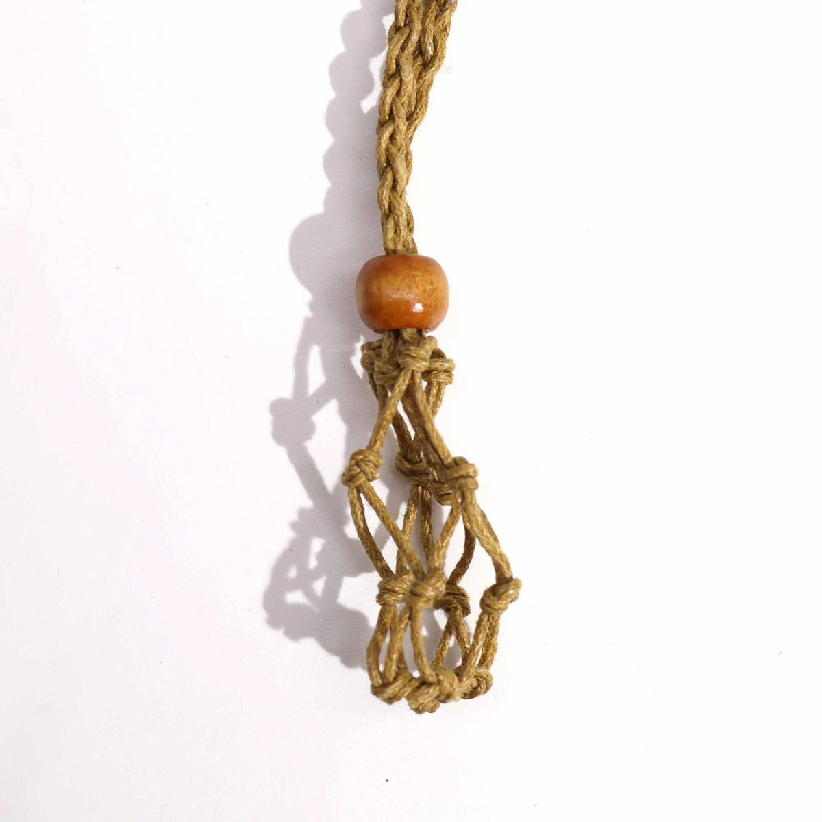 Cordón color arena trenzado para colgante, con red de macramé y cuenta de madera, sobre fondo blanco.