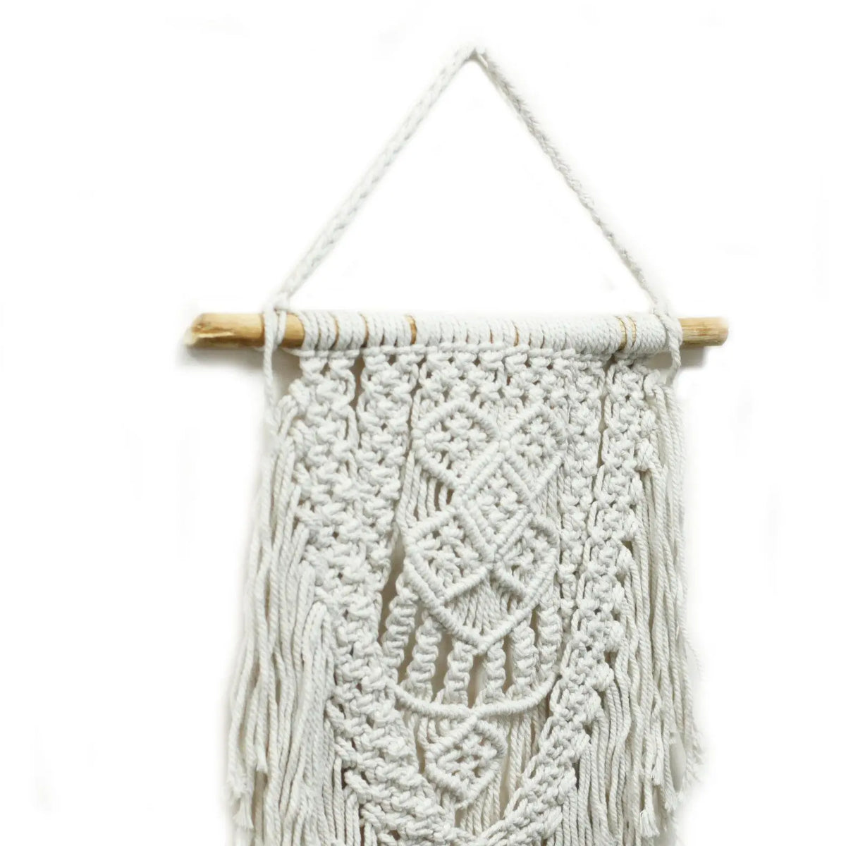 Tapiz de macramé blanco con detalles en trenzado, colgado en una vara de madera. Decoración bohemia para el hogar.