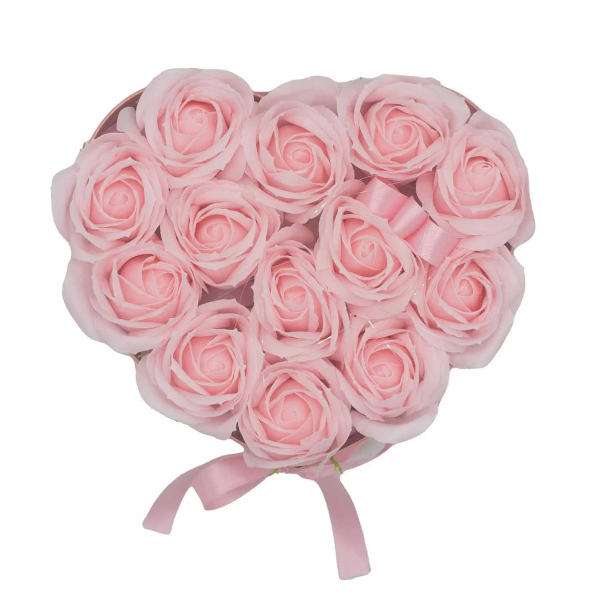Caja en forma de corazón con 13 rosas de jabón rosadas y un lazo decorativo, sobre un fondo blanco.