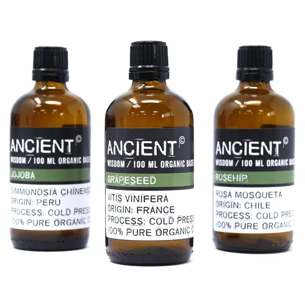 Tres frascos de vidrio ámbar de 100ml con etiquetas blancas y verdes que indican aceite de uva orgánico prensado en frío