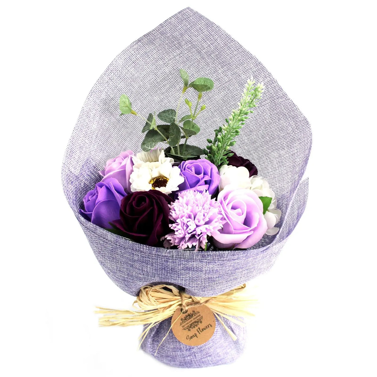 Ramo de flores de jabón en tonos púrpura y blanco, envuelto en malla morada con un lazo de rafia decorativo.