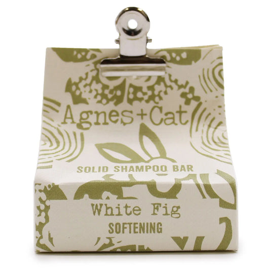 Champú sólido Agnes+Cat Higo Blanco en envoltorio de papel crema y verde con clip metálico sobre fondo blanco.