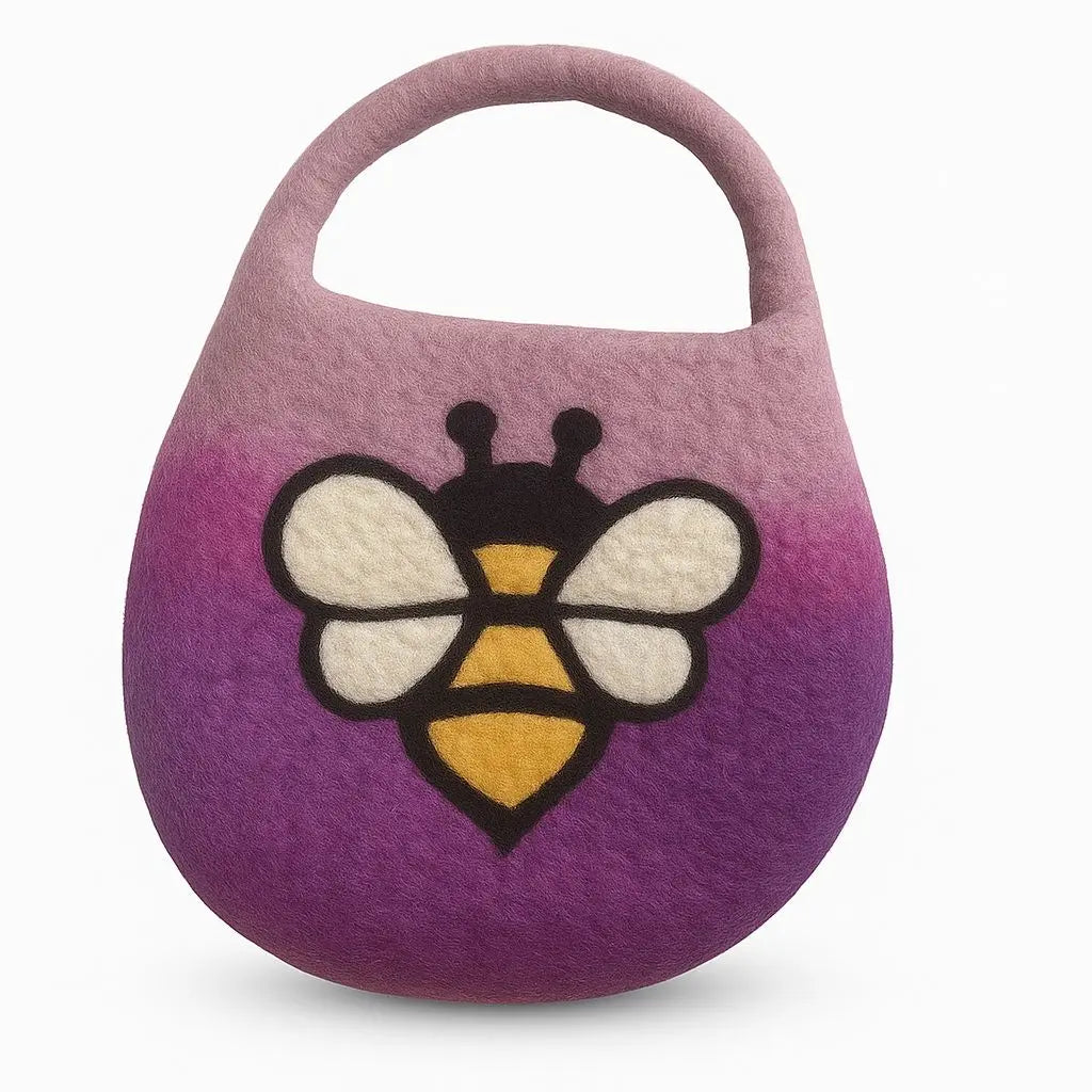 Bolso de fieltro redondeado en degradado lavanda con diseño central de abeja en tonos amarillo, blanco y negro.
