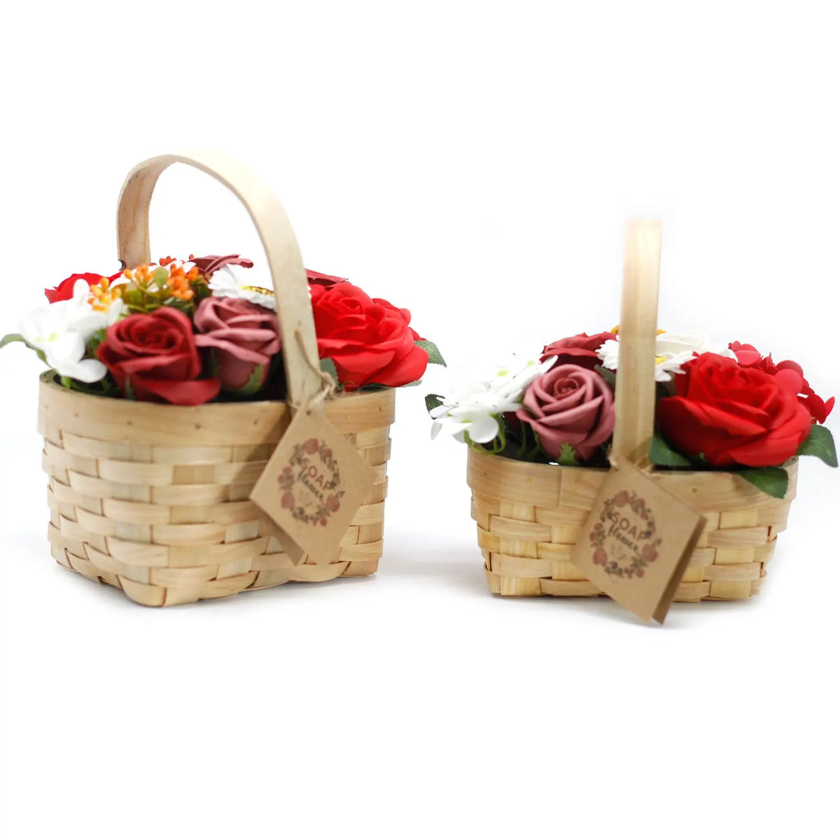 Dos canastas de madera con ramos de rosas rojas y flores blancas de jabón sobre fondo blanco.