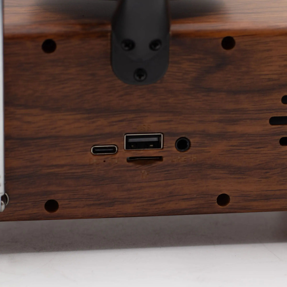 Parte trasera de altavoz retro efecto madera con puertos USB, USB-C, entrada auxiliar y ranura para tarjeta TF.