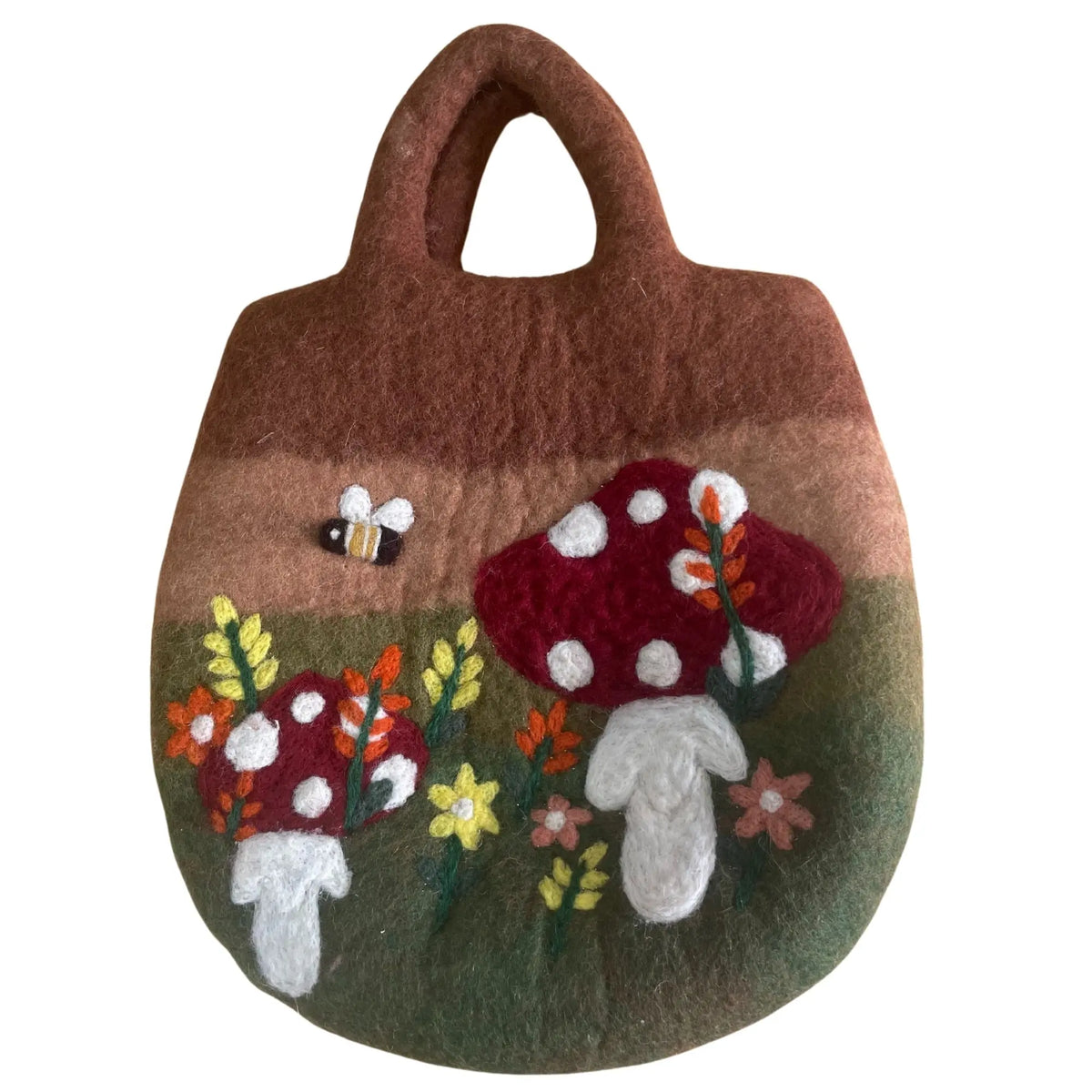 Bolsa de fieltro marrón con diseño artesanal de setas rojas, flores y una abeja en tonos naturales. Asa integrada.