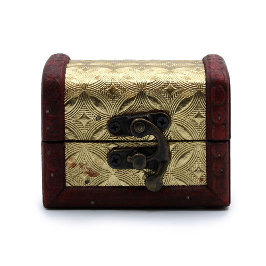 Caja decorativa pequeña de madera roja y tapa dorada con textura, cierre metálico vintage.