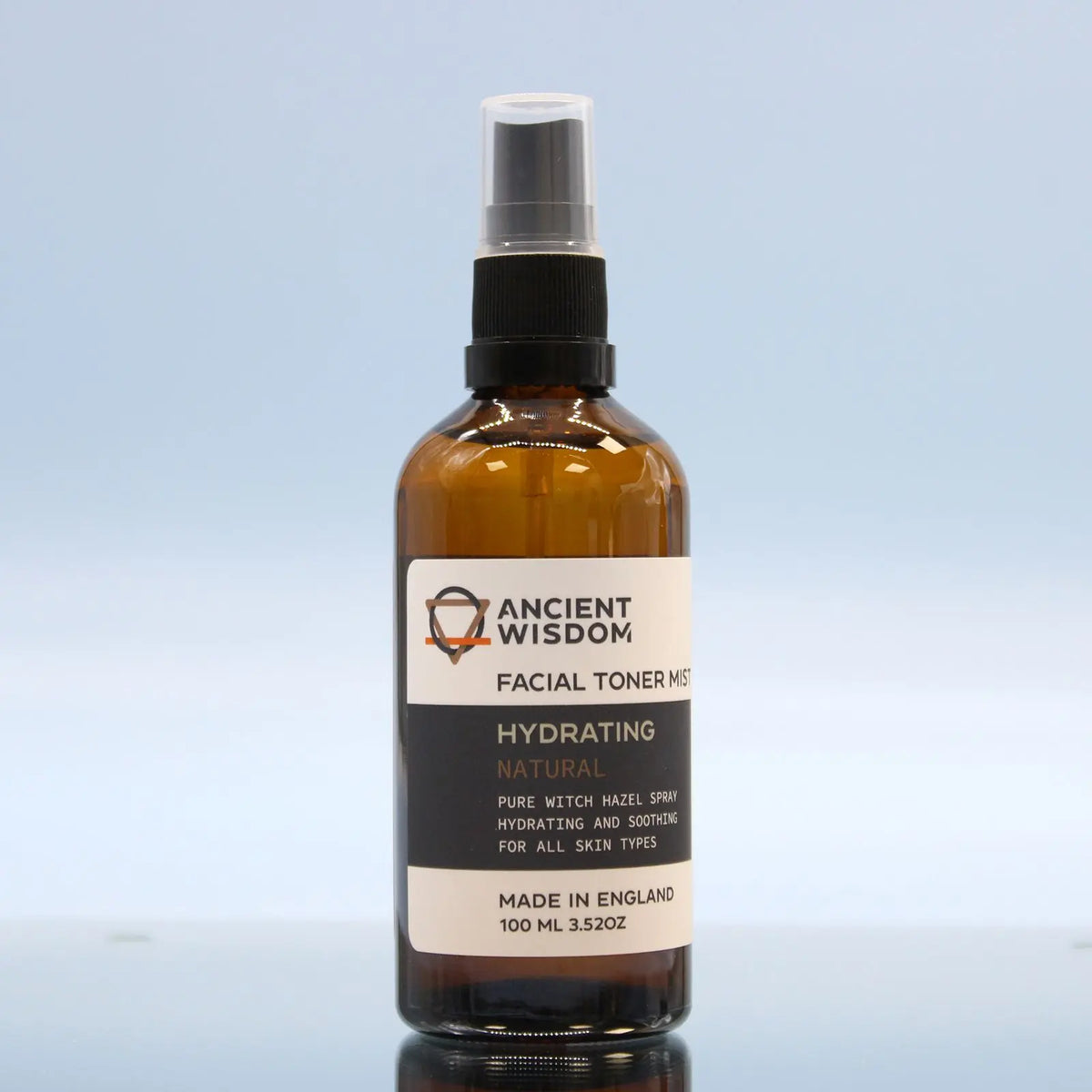 Frasco de vidrio ámbar de 100ml con atomizador negro, etiqueta blanca y negra de Ancient Wisdom para tónico facial.