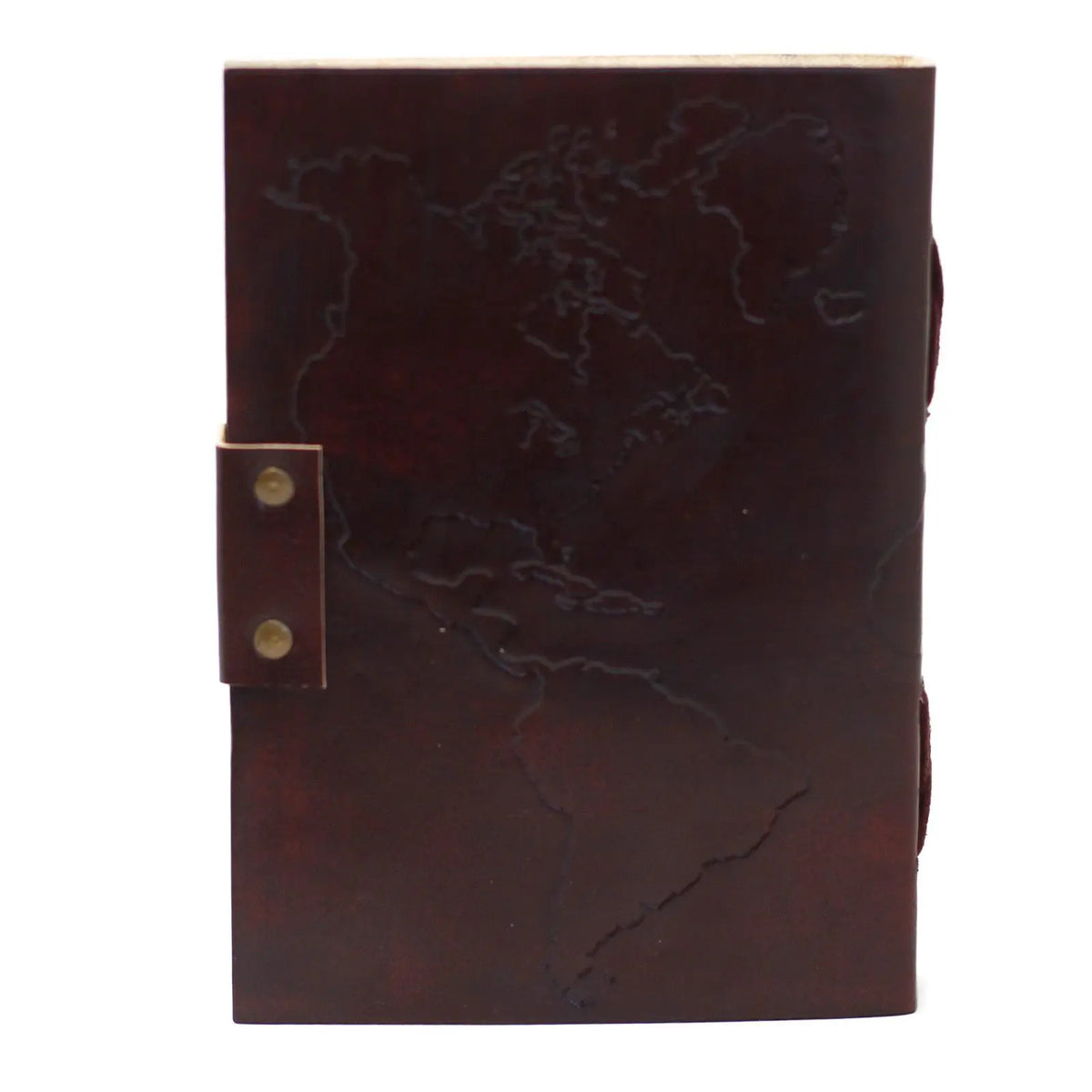 Cuaderno de cuero marrón con grabado del mapa de América, estilo vintage, encuadernación con hebilla de bronce.