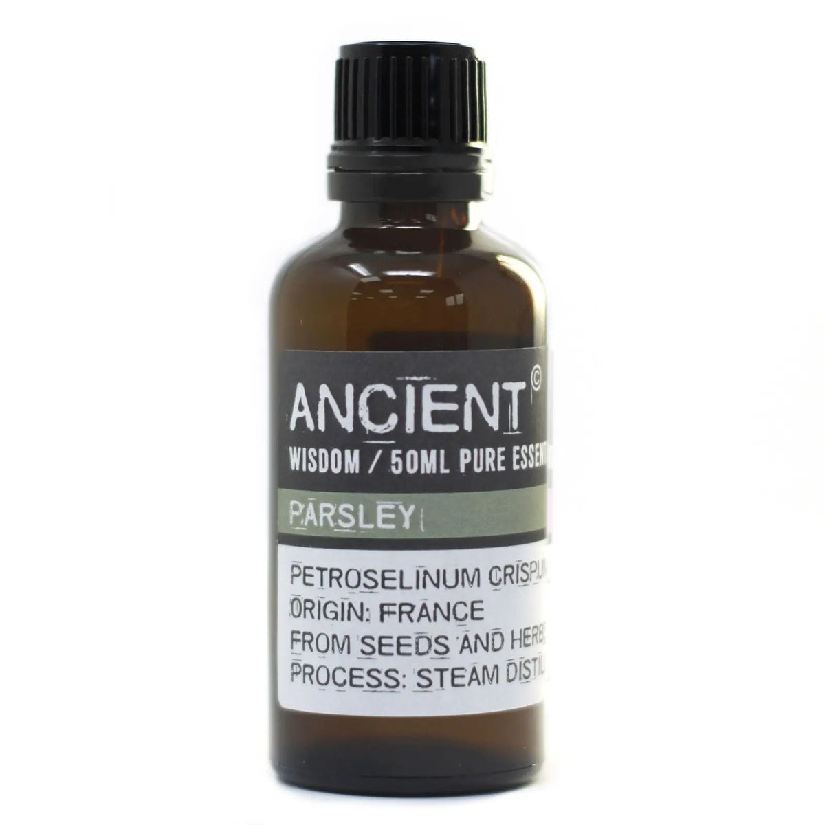 Frasco de vidrio ámbar de 50ml con tapa negra y etiqueta blanca que indica aceite esencial de perejil. Fondo blanco.