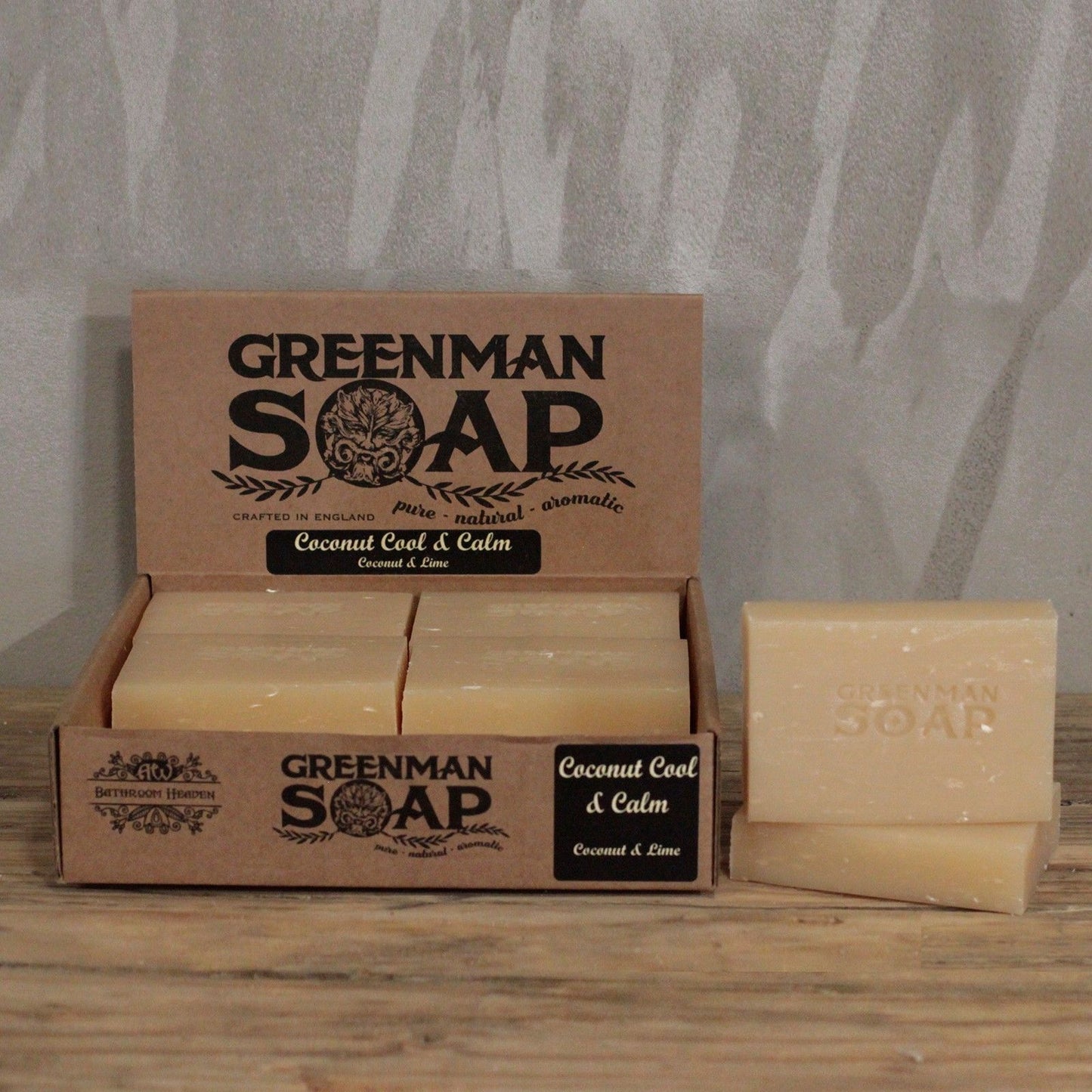Caja de cartón con jabones beige "Greenman", aroma coco y lima. Logotipo de cara vegetal impreso en negro.