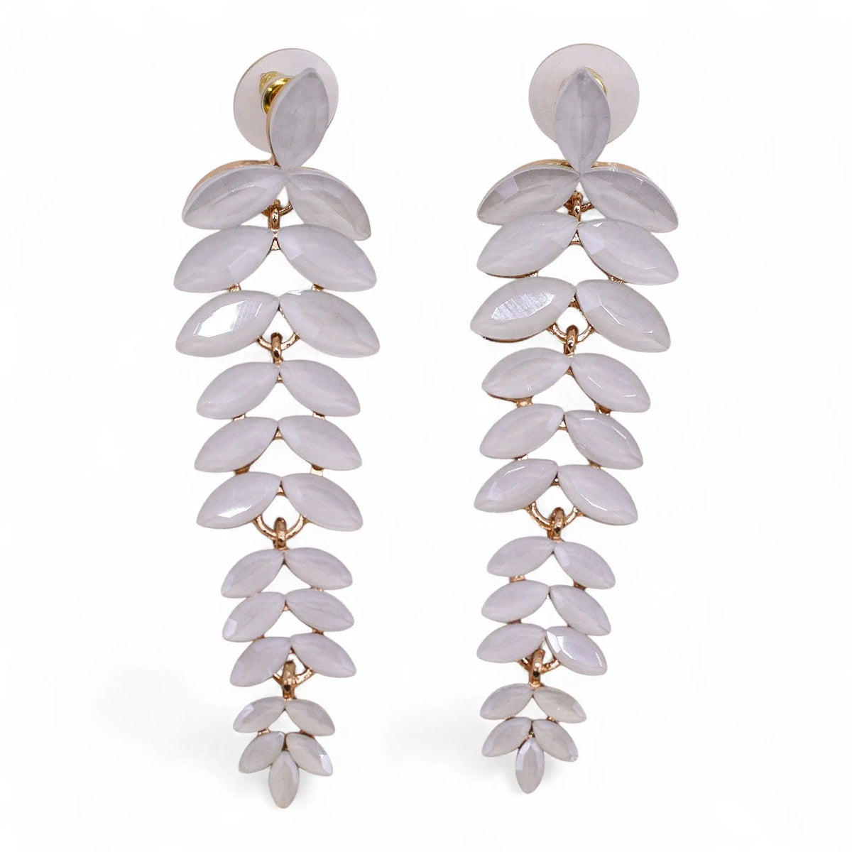 Pendientes largos con diseño de hojas articuladas en cristal blanco y estructura metálica dorada sobre fondo blanco.