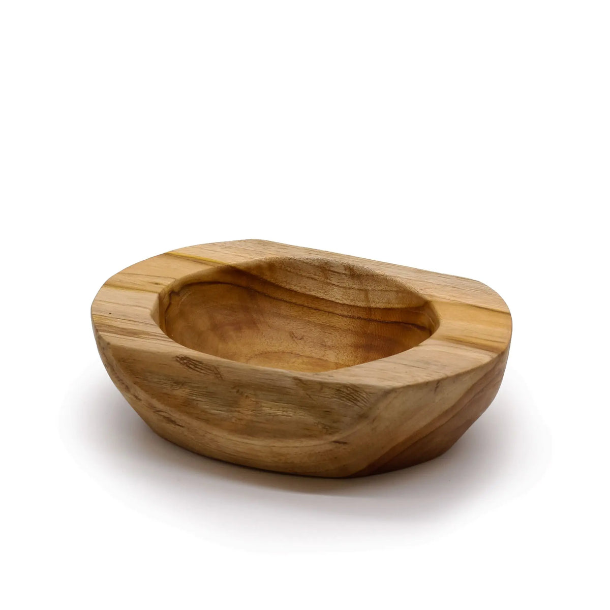 Cuenco artesanal de madera de teca natural con forma orgánica irregular, color madera clara, sobre fondo blanco.