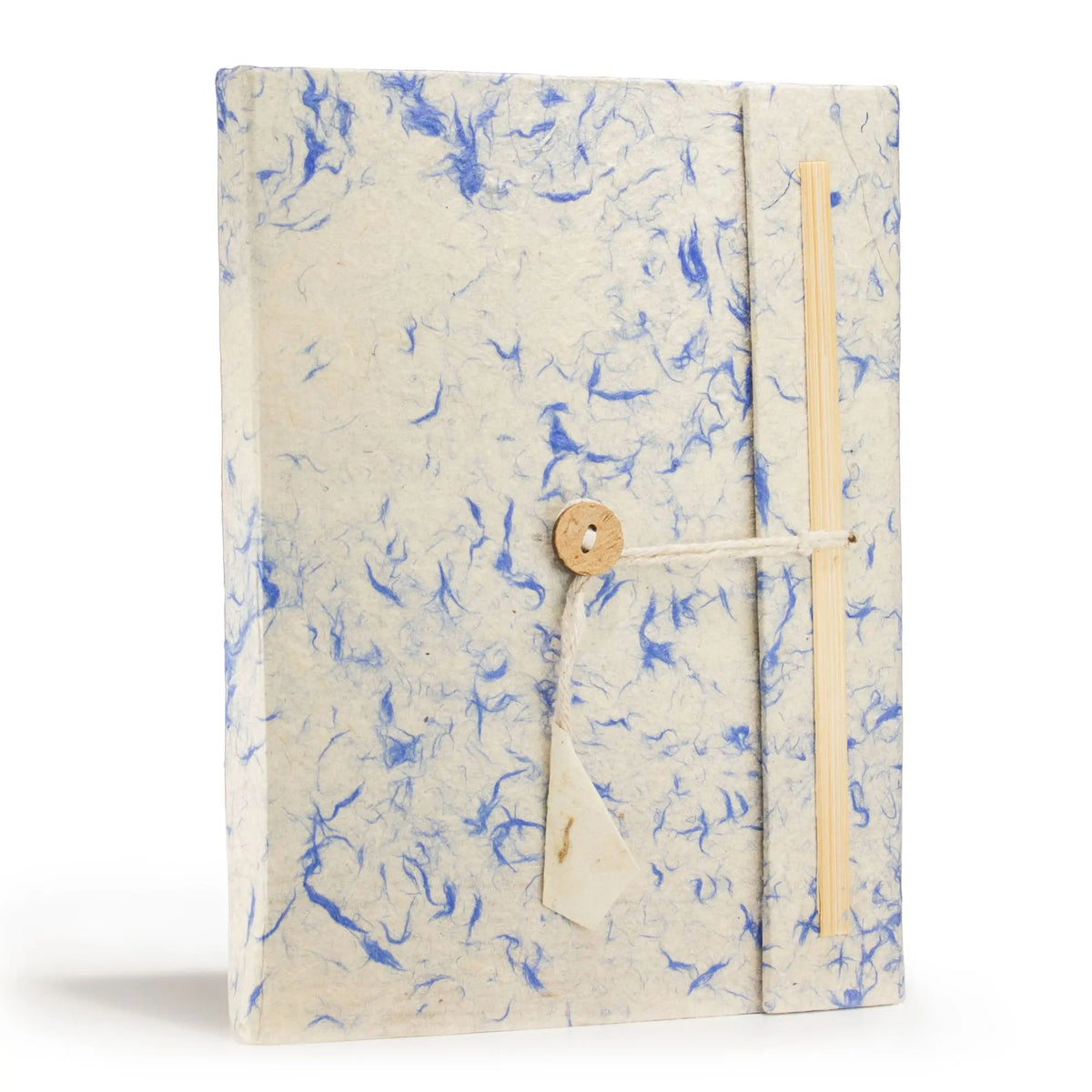 Cuaderno artesanal de papel reciclado azul y blanco, cierre de cuerda y botón de madera, estilo bohemio.