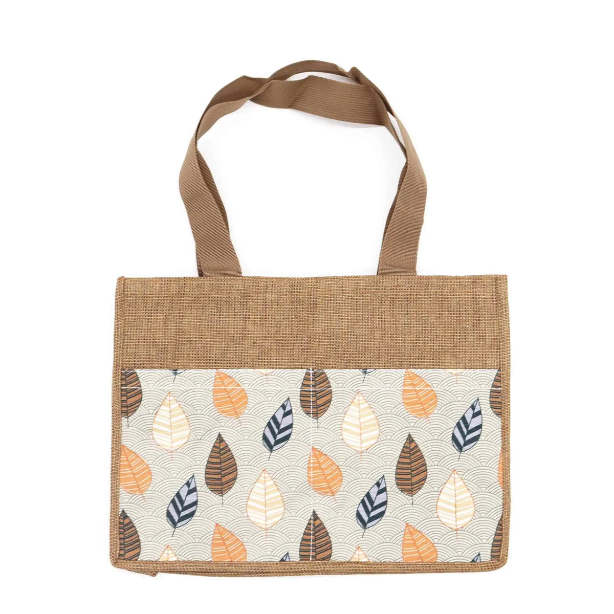 Bolsa de yute con asas marrones y bolsillo frontal con estampado de hojas otoñales sobre fondo de líneas onduladas.