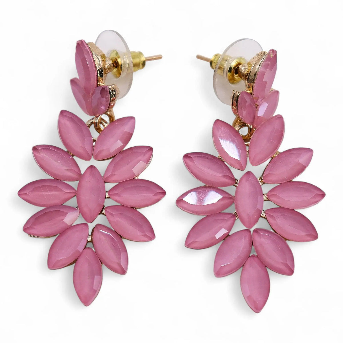 Pendientes largos con cristales en forma de hoja color rosa y detalles dorados sobre fondo blanco.