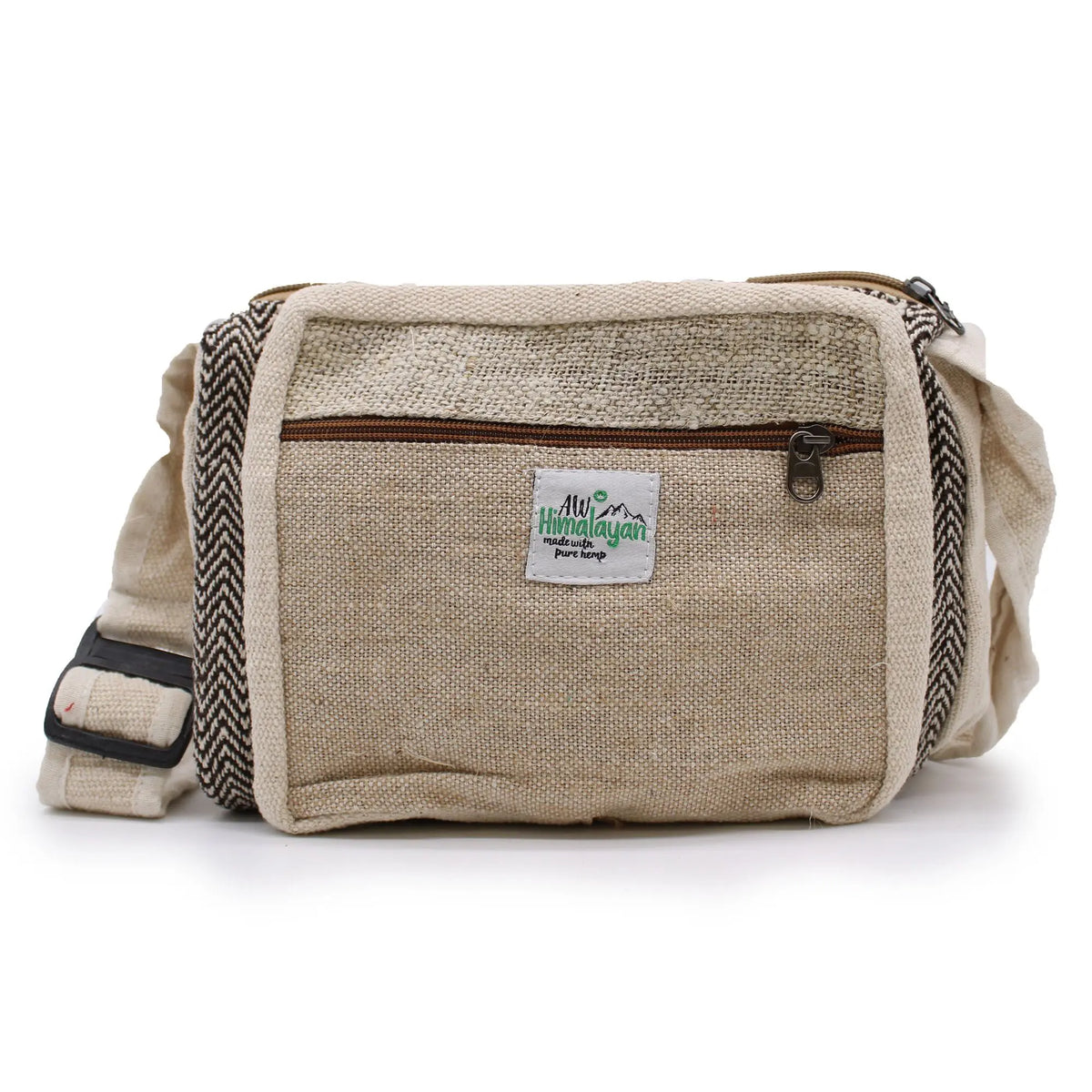 Bolso messenger de cáñamo beige con detalles de tejido en espiga marrón y negro, correa ajustable y cremallera frontal.