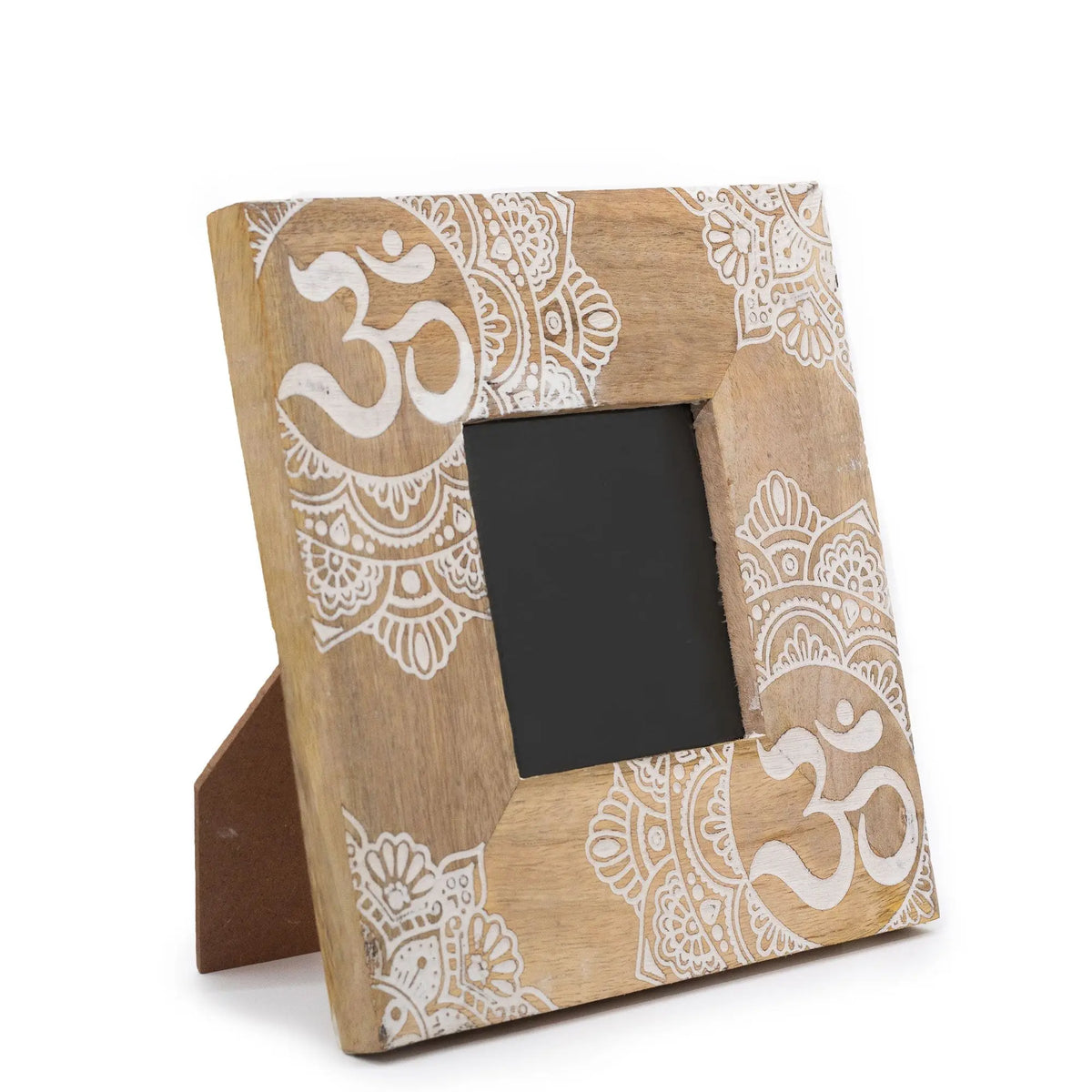 Marco cuadrado de madera de mango con diseño de mandala y símbolo Om pintados en blanco sobre fondo natural.