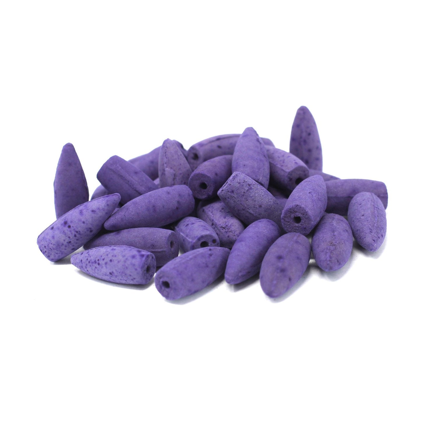 Montón de conos de incienso de flujo inverso, de color morado, con forma cónica y un orificio central visible.