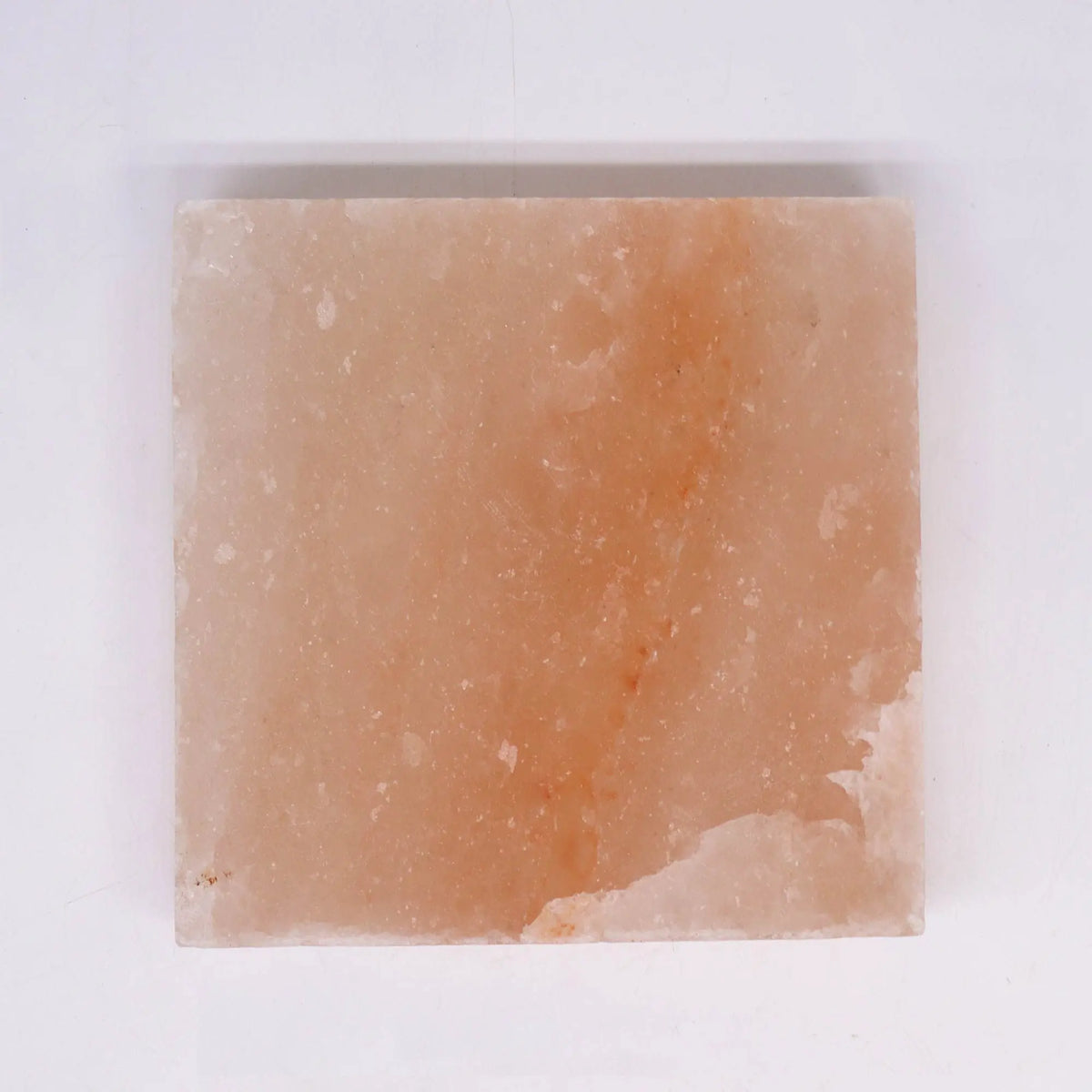 Placa cuadrada de sal del Himalaya rosada con textura natural, de 20x20x5 cm, vista desde arriba sobre fondo blanco.