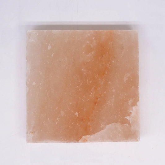 Placa cuadrada de sal del Himalaya rosada con textura natural, de 20x20x5 cm, vista desde arriba sobre fondo blanco.