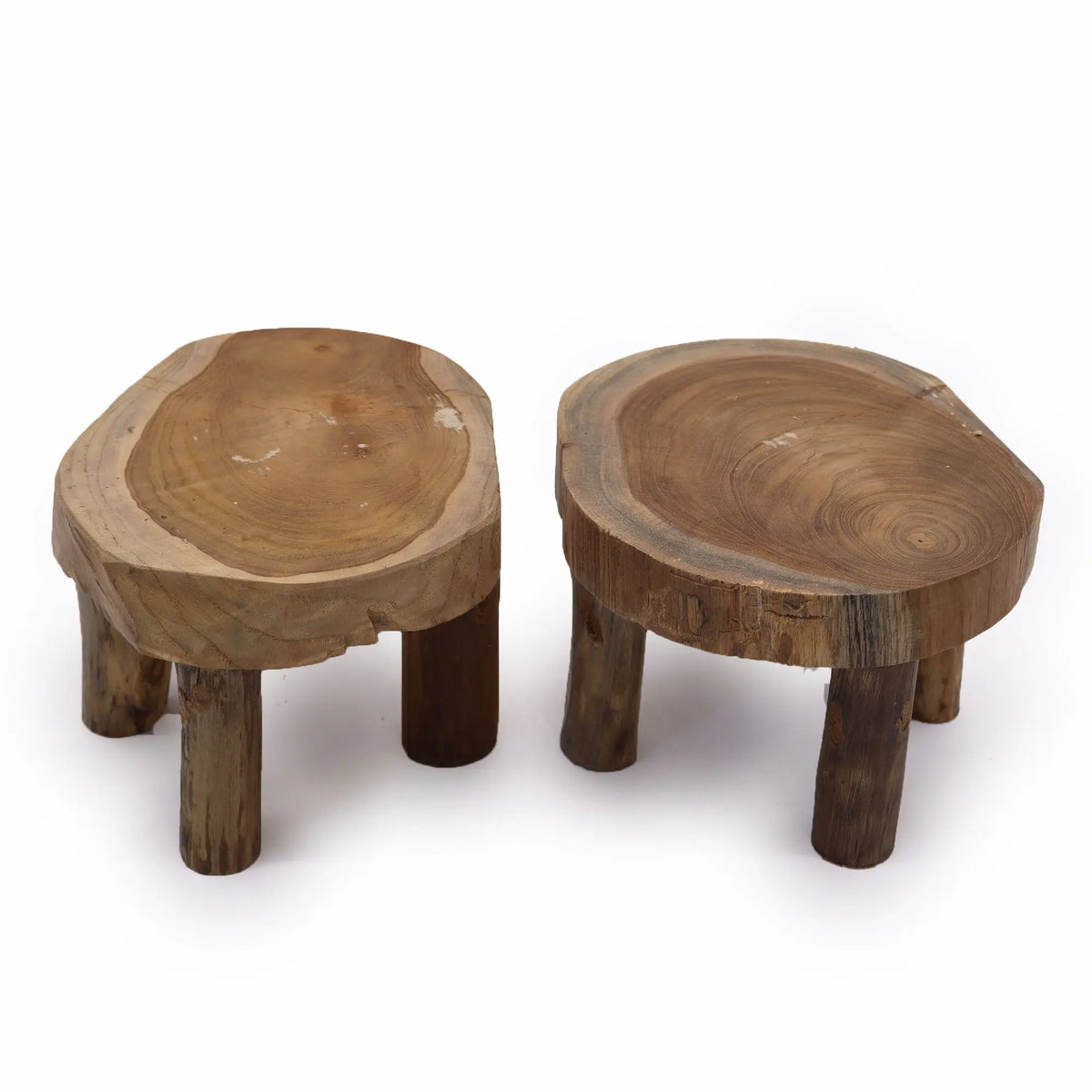 Set de dos soportes de madera de teca natural con tres patas, estilo rústico y acabado en veta circular.