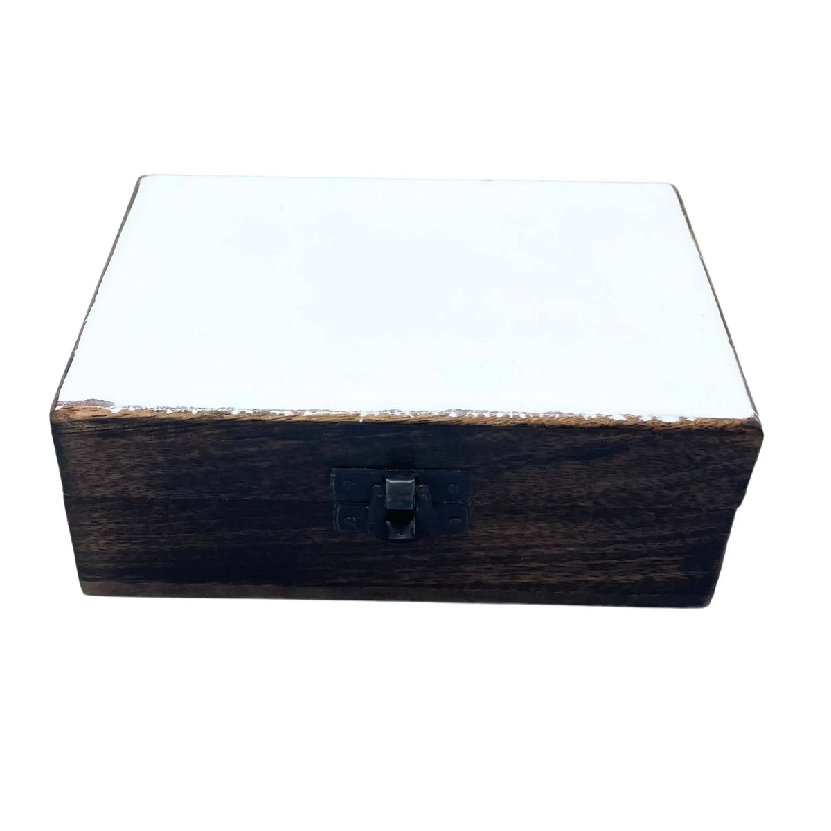 Caja rectangular de madera oscura con tapa de cerámica blanca lisa y cierre metálico frontal. 15x10x6 cm.